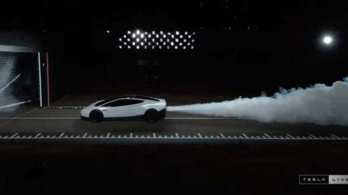 Tesla muestra al Roadster girando